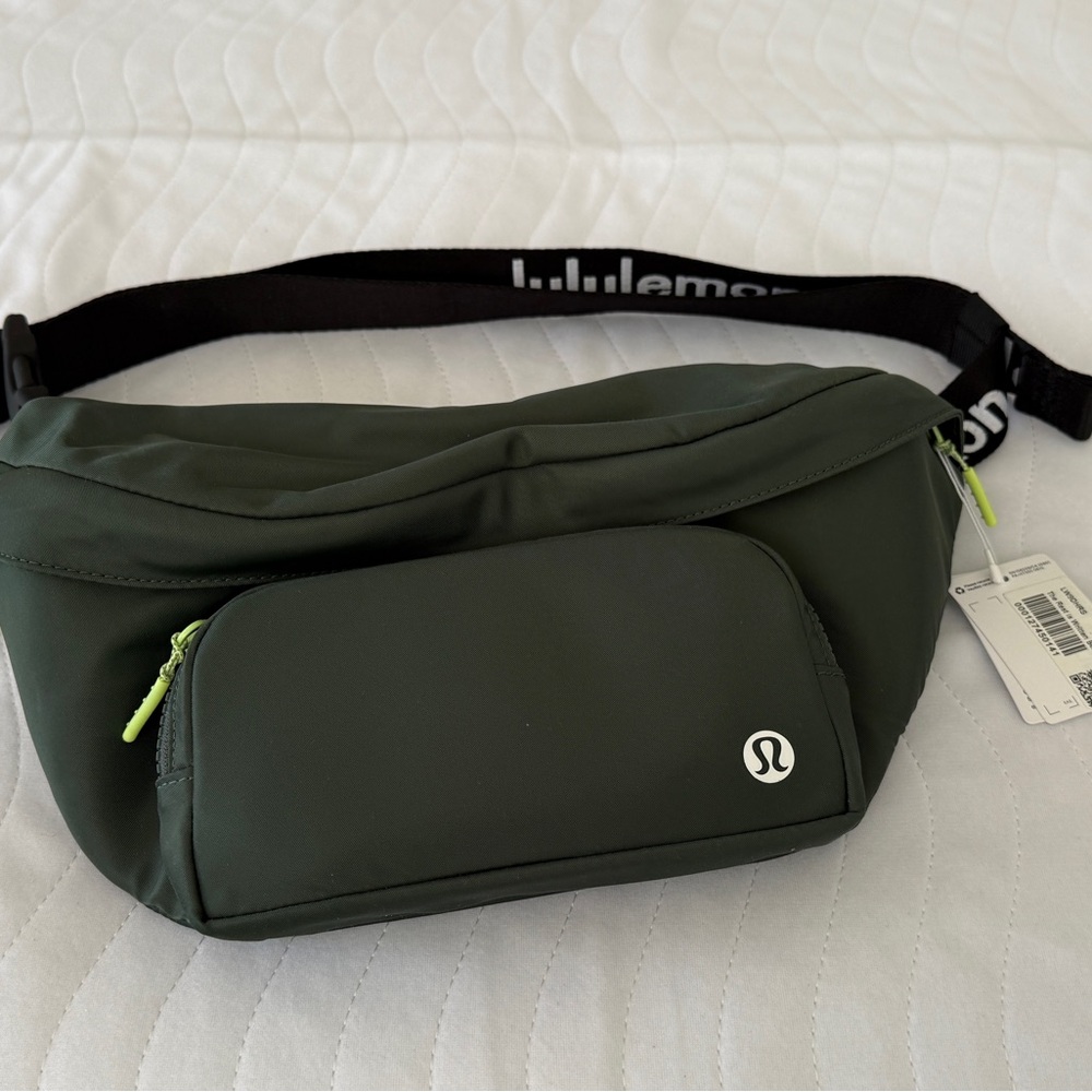 lululemon athletica Green Belt Bag Ergonomic Design